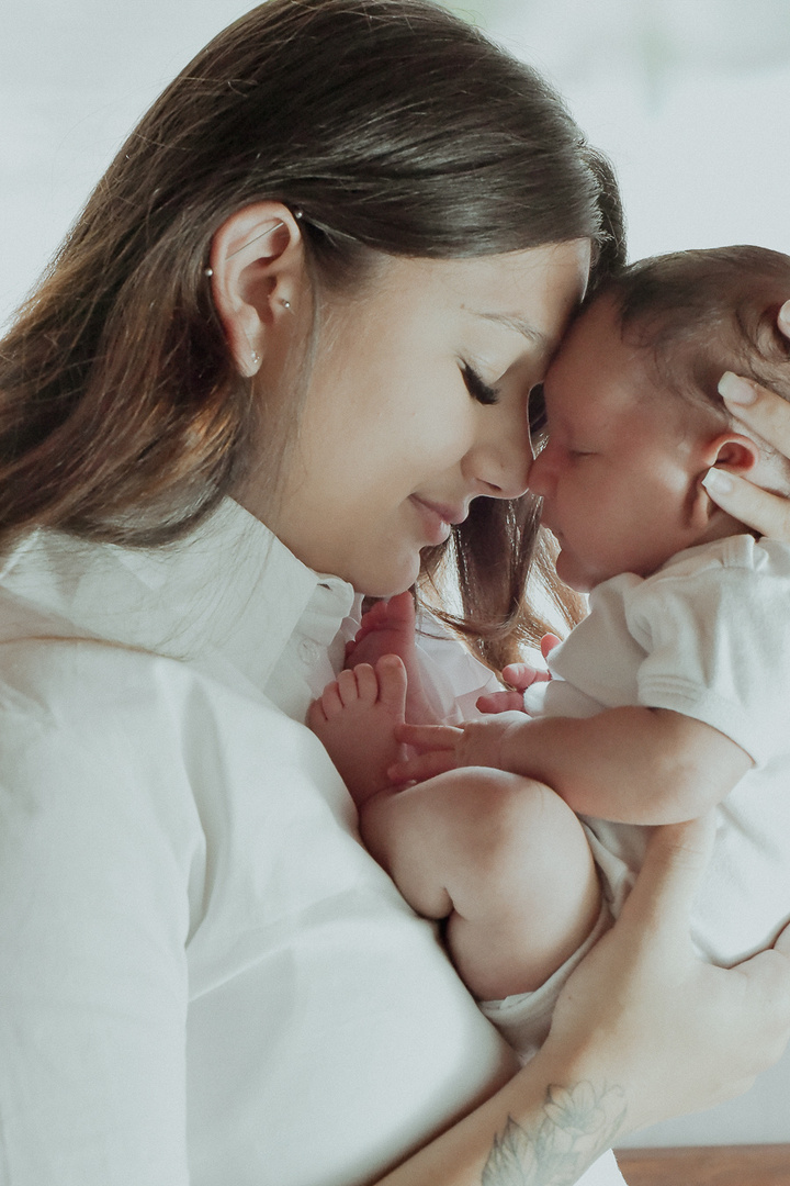 Mãe e bebê recém-nascido no ensaio Lifestyle Baby