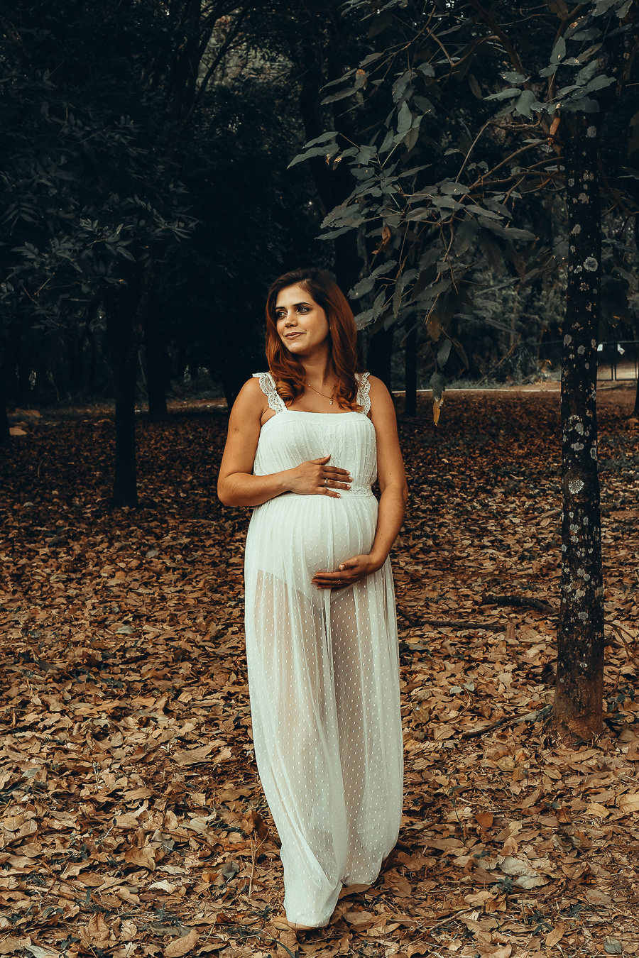 Ensaio gestante externo no bosque com vestido branco